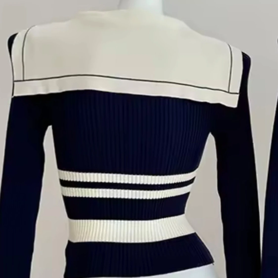 Marinblå stickad tröja med sjalkrage  - 2