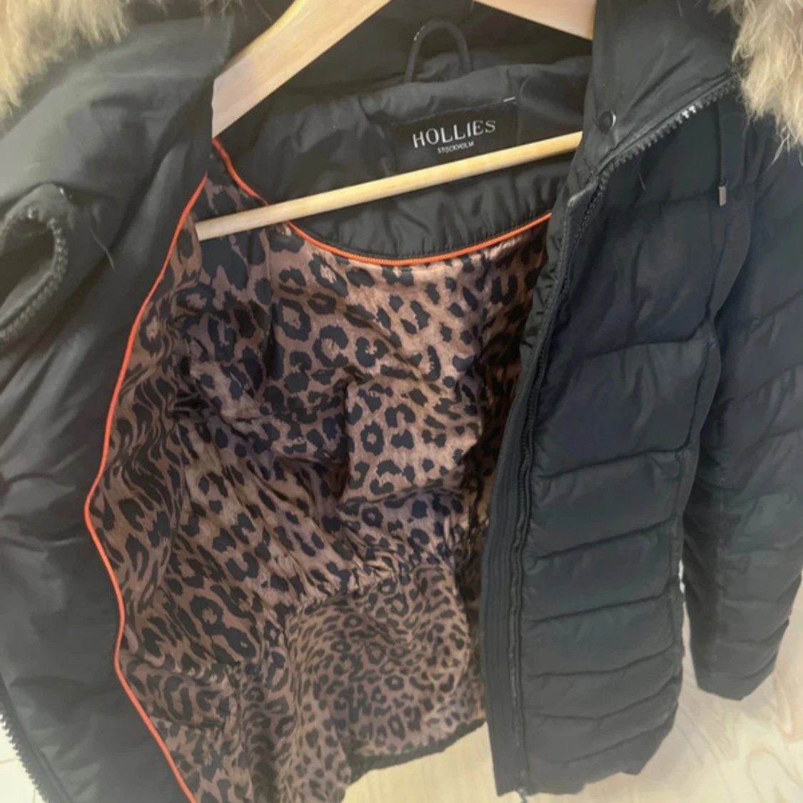 Svart pufferjacka Hollies med päls - 1