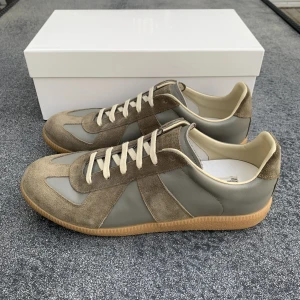 Maison margiela gats gröna  - Ett par riktigt feta maison margiela gats i storlek 43, box och dustbags fås med, skickar samma dag!