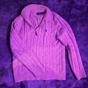 Stickad Ralph Lauren quarter zip - Beige Stickad Ralph Lauren quarter zip i storlek M, nyskick och knappt använd. Väldigt varm och skön nu under vintern. Hör av dig vid frågor eller funderingar 🤝