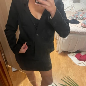 Figursydd kavaj - Snygg figursydd svart kavaj från hm som jag säljer för att den är för stor.