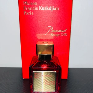 Maison Francis Kurdjian Paris Bacarrat Rogue 540 - Tja! Säljer en MFK Baccarat Rogue 540 parfym för billigt. Den har inga defekter och är helt ny.