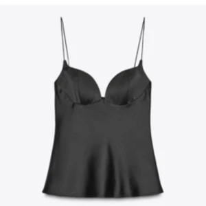 Svart satin linne  - säljer en jätte snygg satin topp från zara då den är för stor för mig 😚 nypris 329kr