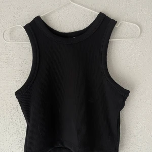 Svart crop top - Nästan oanvänd