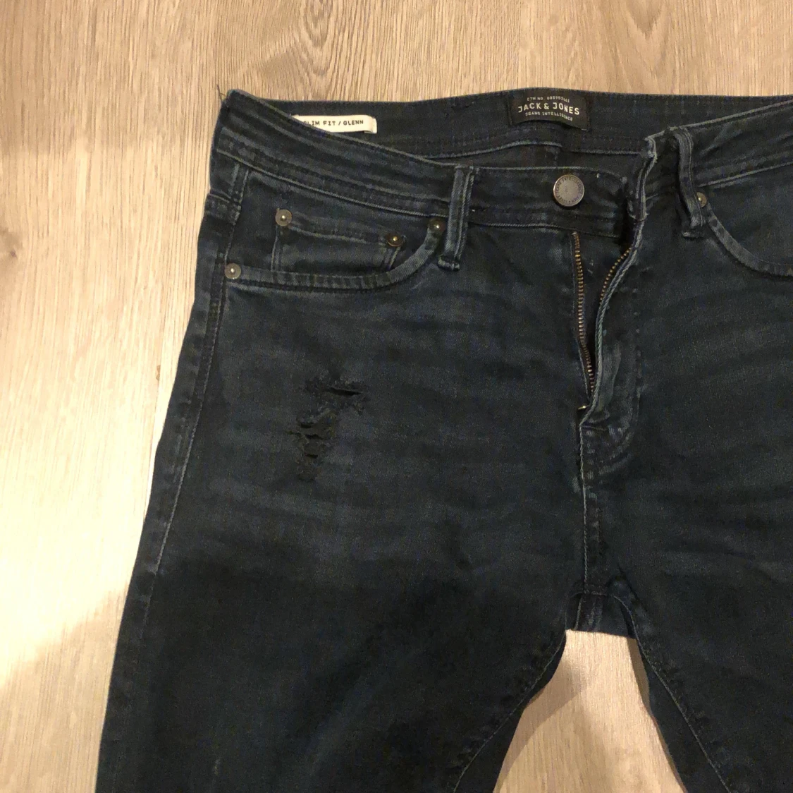 Mörkblå slim jeans med slitningar - 1