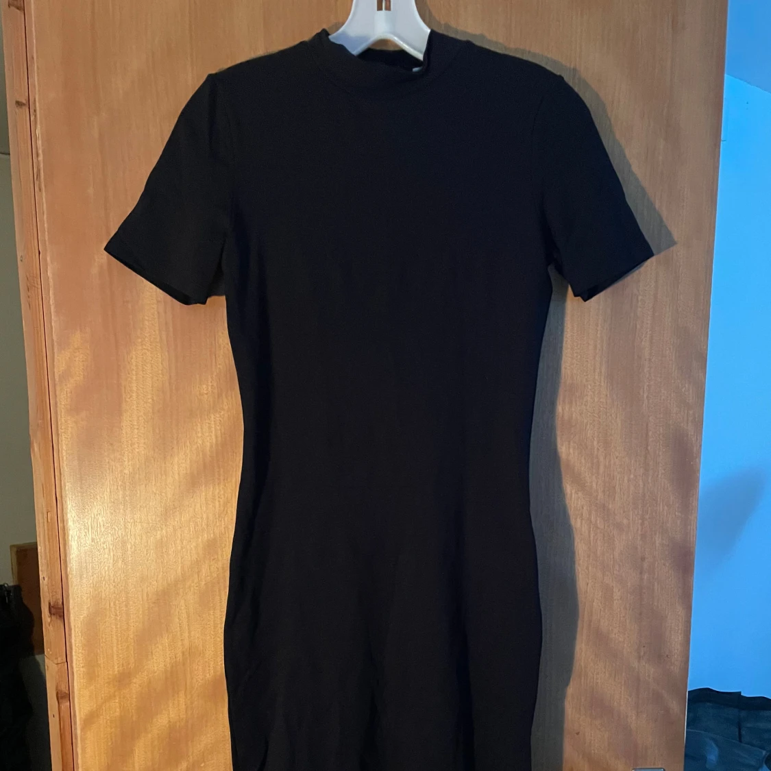 Svart kortärmad midiklänning 