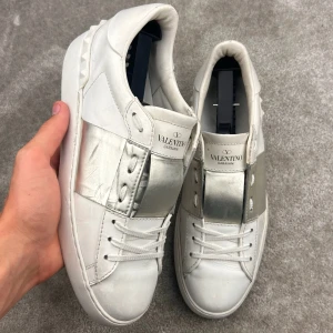 Valentino open silvriga - Valentino open silvriga | Skick: 8/10 | Storlek: 39,5 | Pris: 1799 kr | Tillbehör: Inget | Fler frågor? Hör av dig isåfall!