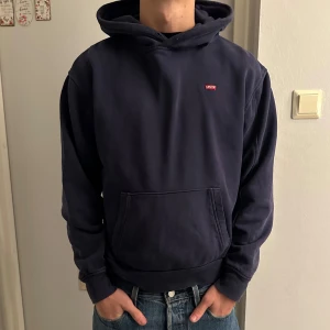 Levi’s hoodie  - Marinblå Hoodie från Levi’s i storlek S. Skicket är hyfsat bra. 180,65kg. Skriv vid frågor. Må bäst.