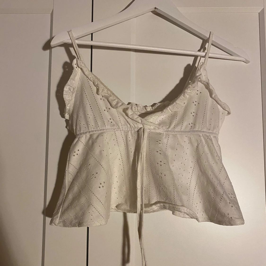 Vit linnetopp med snörning