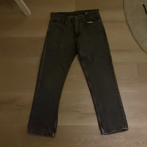 Svarta jeans från Vailent XS - Säljer ett par svarta jeans från Vailent i storlek XS. Modellen har lite lösare passform. Jeansen är i xs men passar ca 170. Jeanse är använd i ca ett år. Säljes pga för små. 