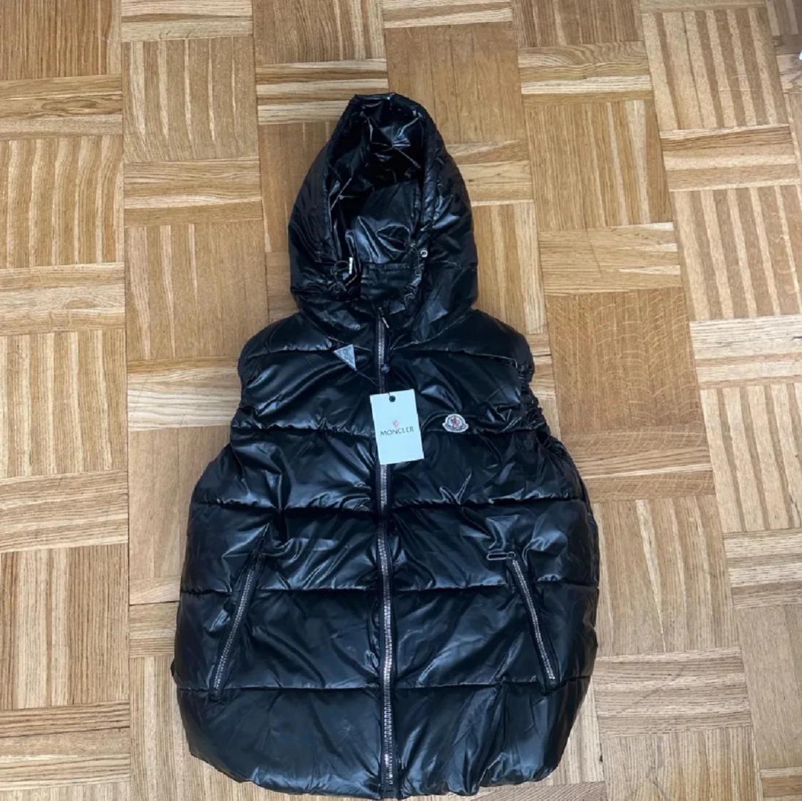 Svart dunväst från Moncler med huva