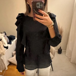 Svart blus med volang och knyt - Blus🤎