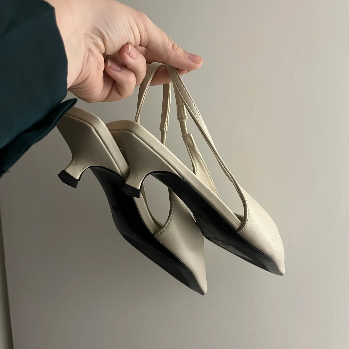 Beige pumps med spetsig tå och klack