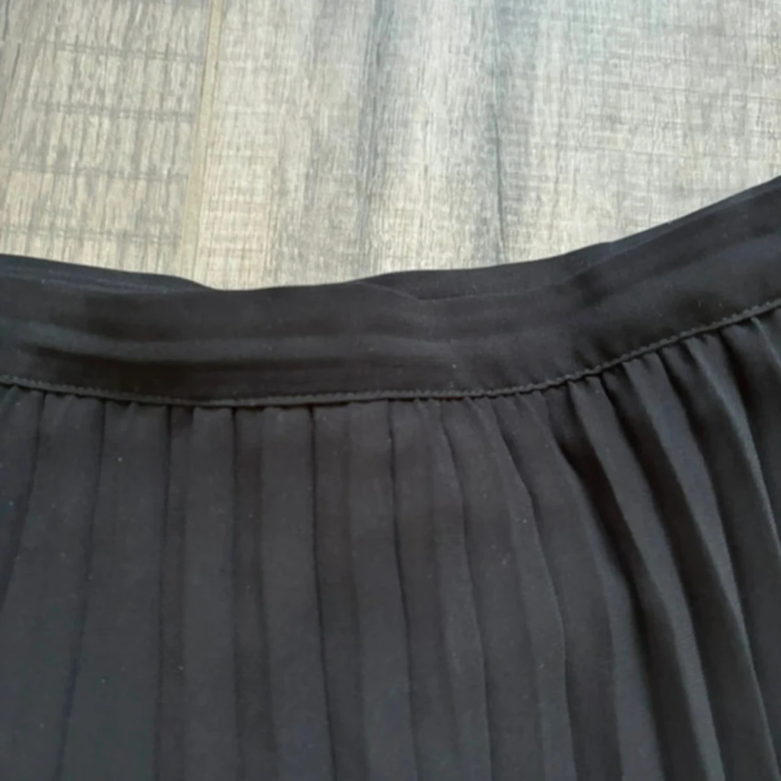 Svart plisserad långkjol Gina Tricot - 1