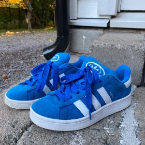 Adidas campus storlek 39 - Använda men i superbra skick, tvättade hela och rena! Storlek 39. Vita skosnören finns med också!