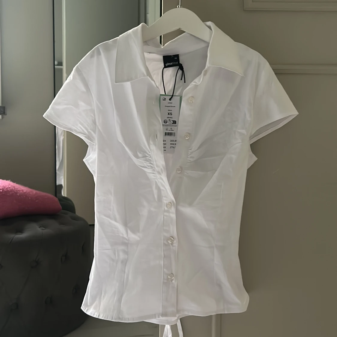 Vit blus med knyt från Gina Tricot