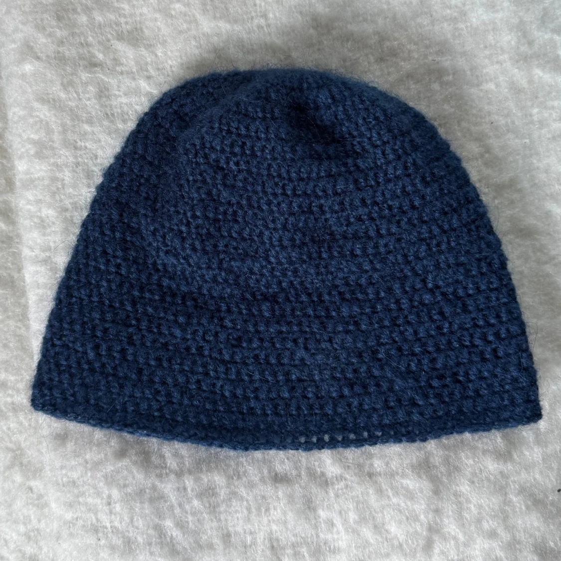 Mörkblå virkad mössa