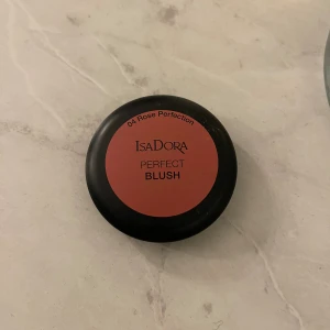 Isadora Perfect Blush Rose Perfection - Säljer en Isadora Perfect Blush i färgen 04 Rose Perfection. Rougen har en mjuk, rosad ton som ger fräsch lyster till kinderna. Kommer i en rund svart dosa med spegel i locket, perfekt att ha med i väskan. Pudret är pressat och lätt att applicera.