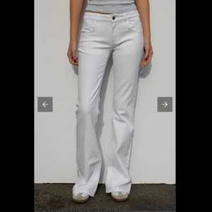 vita jeans - vita lågmidjade bootcut jeans från subdued i stockholm som köptes ca en vecka sen i supergott skick. inköptes för 793kr. storlek 38 men sitter som ginas 32/34. Har de på v1nted för billigare: wilma_ng