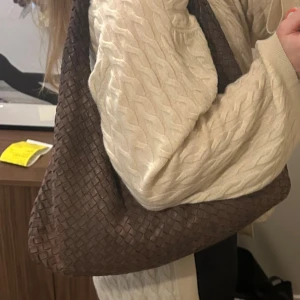 Bottega veneta hobo large - Säljer min otroliga väska från Bottega Veneta. Den är i bra vintage skick, skickar gärna fler bilder! Inga större synliga skador. Köpt på Vinted, förra ägaren köpte den från collectors cage och jag har digitalt kvitto som kan skickas med! Den är i mörkbrun färg och den stora storleken, en dator får plats. Hör av dig om du har frågor eller vill få fler bilder. Kan skickas eller mötas upp i Stockholm.