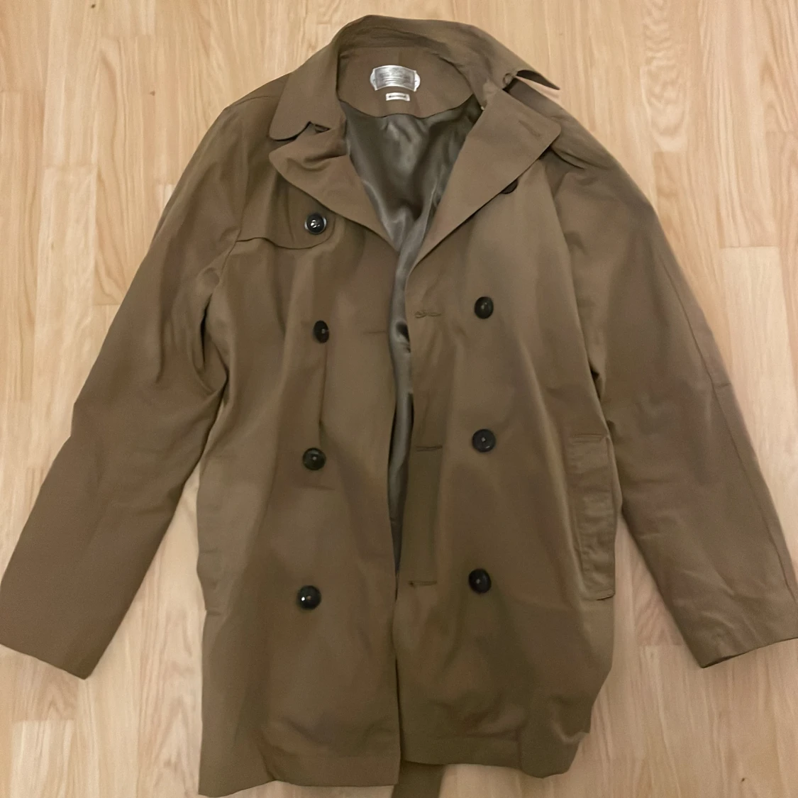 Beige trenchcoat med bälte och knappar - 1