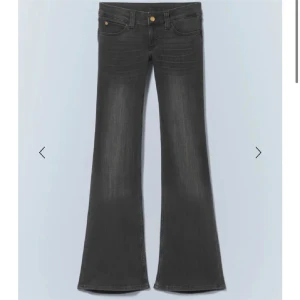 cheap Monday jeans  - LÄNGD 32.Snygga svarta jeans med bootcut och låg midja, perfekta för dig som gillar retrovibbar. Jeansen har klassisk femficksdesign, guldfärgade detaljer och är tillverkade i stretchigt denim för skön passform. Passar dig som vill ha en cool och avslappnad stil.