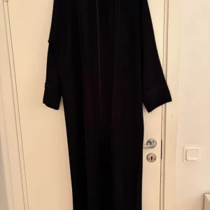 Svart abaya med fina detaljer - Superfin abaya, helt ny!! Säljer för att den inte passar mig🥺