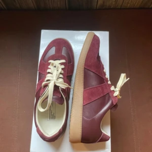 Maison Margiela vinröda GATs - Maison Margiela sneakers i vinröd färg. Väldigt lätt använda. Kvitto finns.