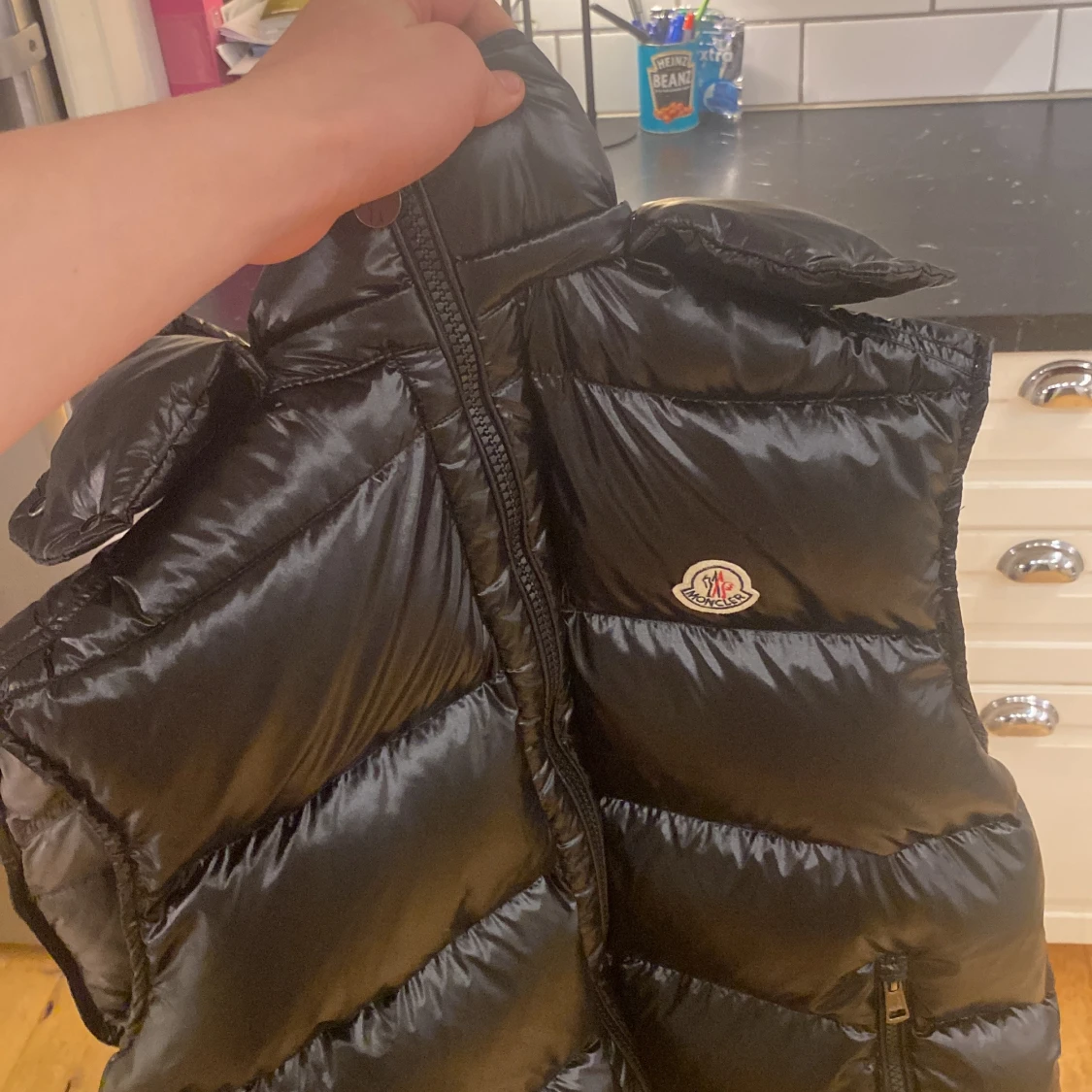 Svart dunväst från Moncler med huva - 4