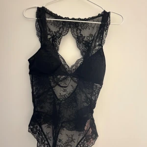Svart spetbody - Svart spetsbody från HM. Helt oanvänd med lapp kvar. Säljer då den var något stor för mig🫶🏼