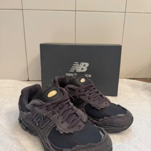 New balance 2002R - Säljer dessa feta new balance 2002R i färgen phantom black.Strl 43. Skorna är nästan ny skick. Skirv gärna för mer frågor eller funderingar. Pris kan diskuteras vid snabb affär.