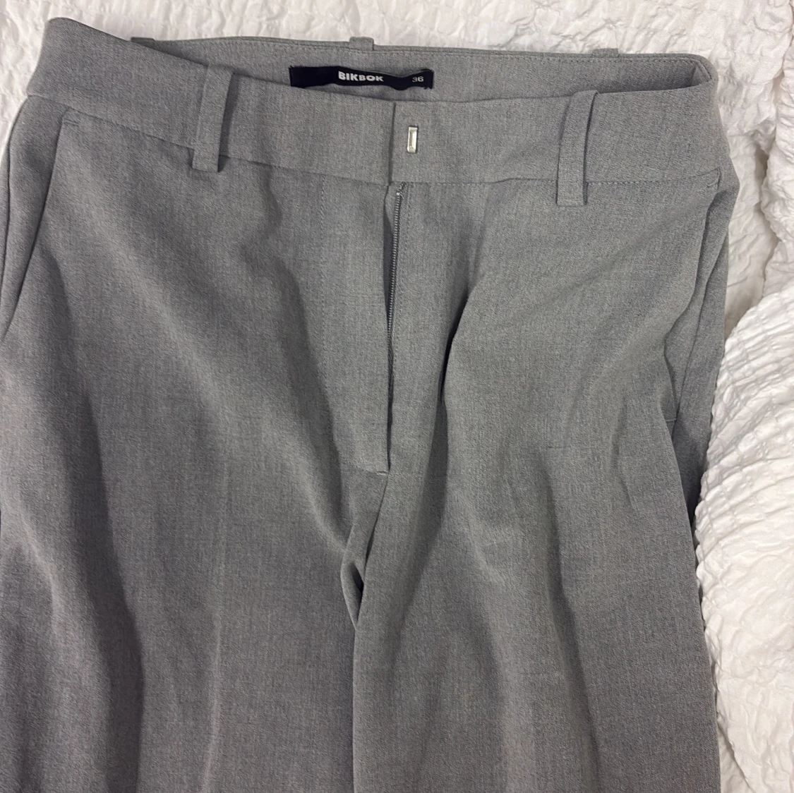 Grå kostymbyxor från Bikbok