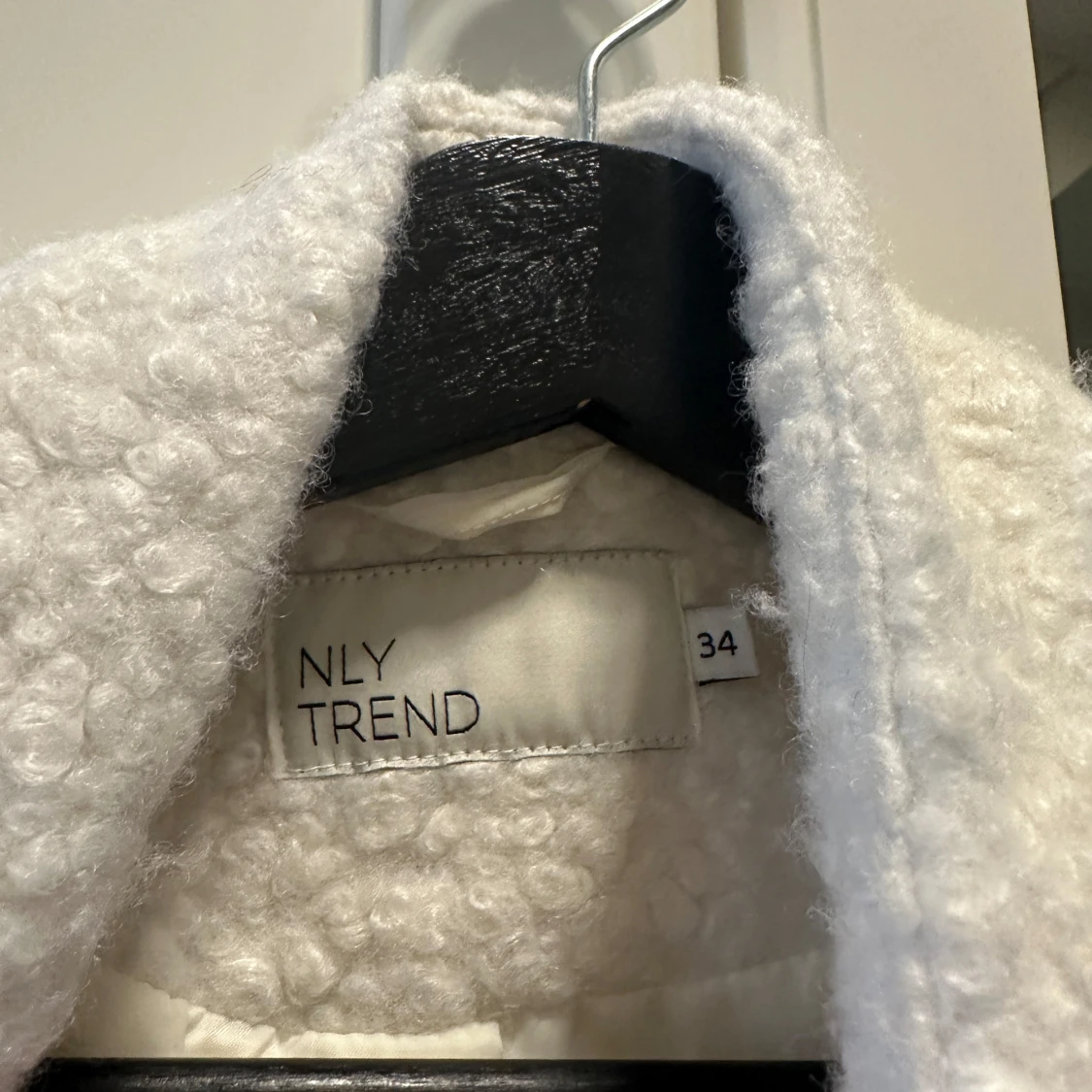 Vit teddyjacka med bälte från NLY Trend - 1