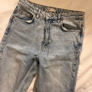 Perfect jeans från Gina - Ljusblå jeans med ”slitningar” nedtill samt slits. Storlek 38 💞Midwaist modell
