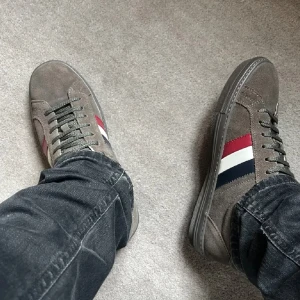 Monclerskor - Storlek 45, men sitter som 44. Cond 7/10. Box och dustbag ingår. Sparsamt använda. Nypris ligger på ca 4 000kr! Hör av er om ni har frågor om skorna eller bilder. 