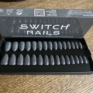 Switch Nails Shadow Flash Almond - Helt oanvända Switch Nails i färgen Shadow Flash. Form: Almond Alla tillbehör följer med. 