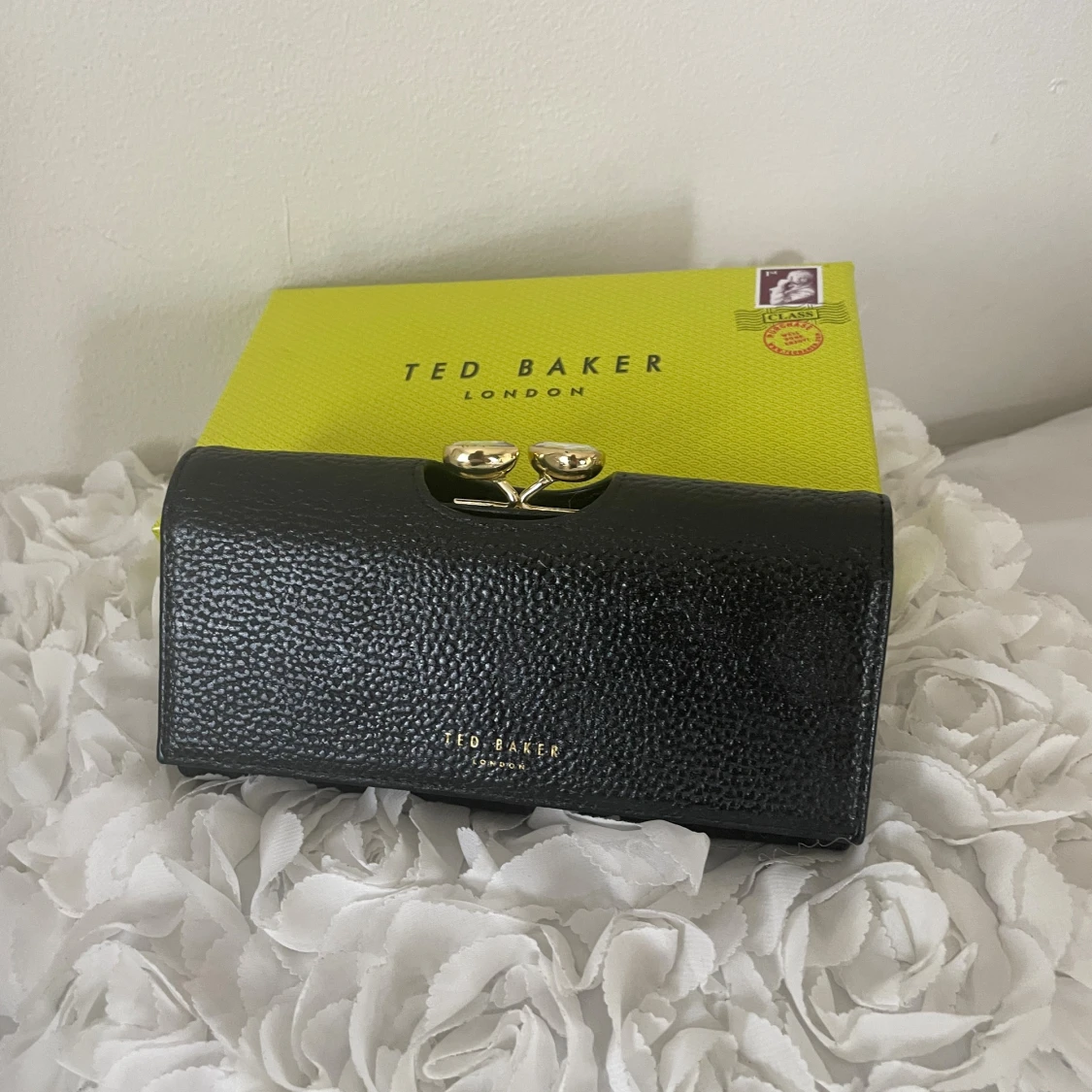 Svart plånbok från Ted Baker med kristalldetaljer