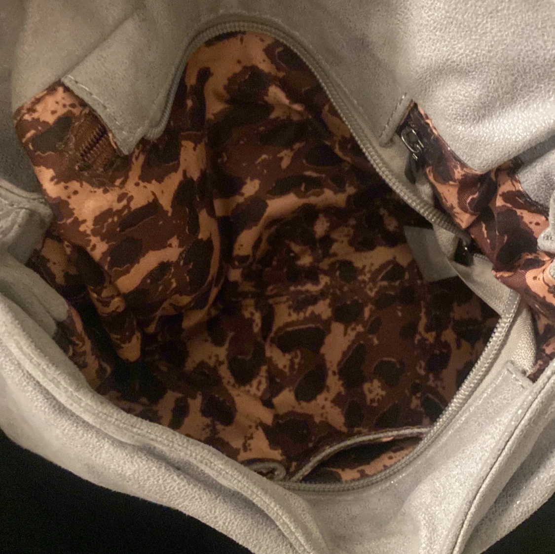 Grå axelväska med kedja och leopardfoder - 1