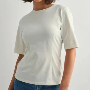 Vit t-shirt - Vit snygg t-shirt från Nelly i märket Only med figursydd midja. Nästan aldrig använd! Nypris 299kr🫶🏻