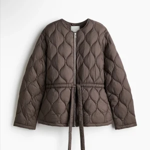 Jacka  - Helt ny jacka från H&M, superfin bara använd 1 gång, färgen är typ grå/brun - nypris är 550kr