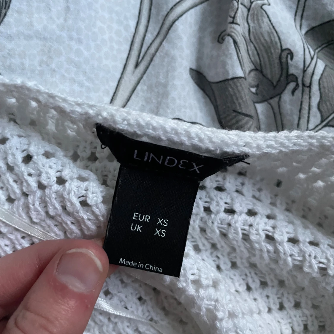 Vit stickad croppad blus från Lindex - 2