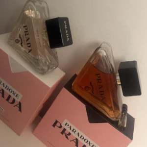 Prada Paradoxe parfym duo - Två flaskor Prada Paradoxe med unik design och rosa förpackning. Perfekt för dig som vill ha en trendig och lyxig parfym i samlingen. Volym och ingredienser syns ej på bilden.