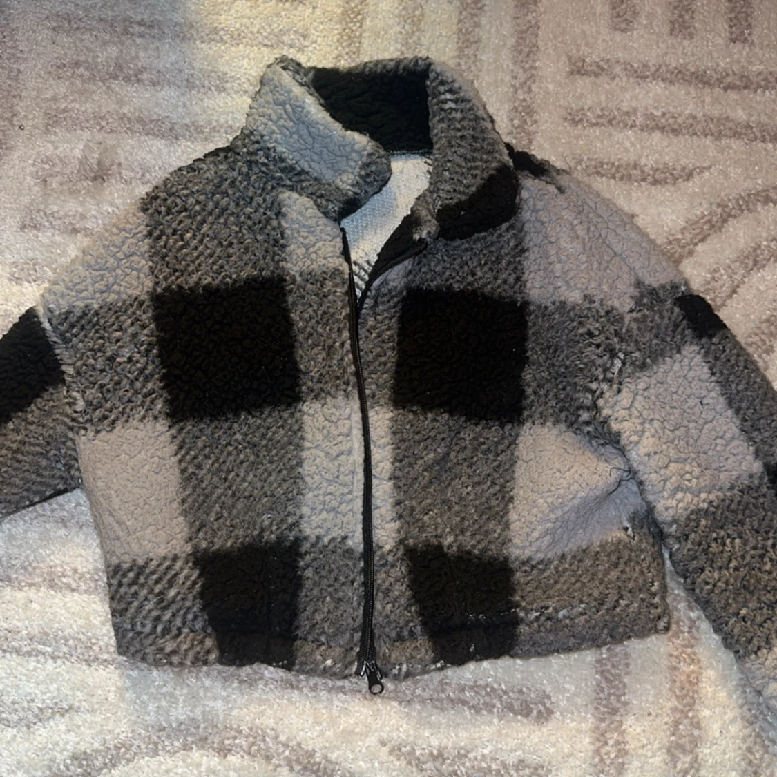 Grå och svart teddyjacka från SHEIN - 1