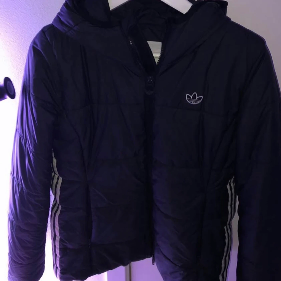 Svart pufferjacka från Adidas