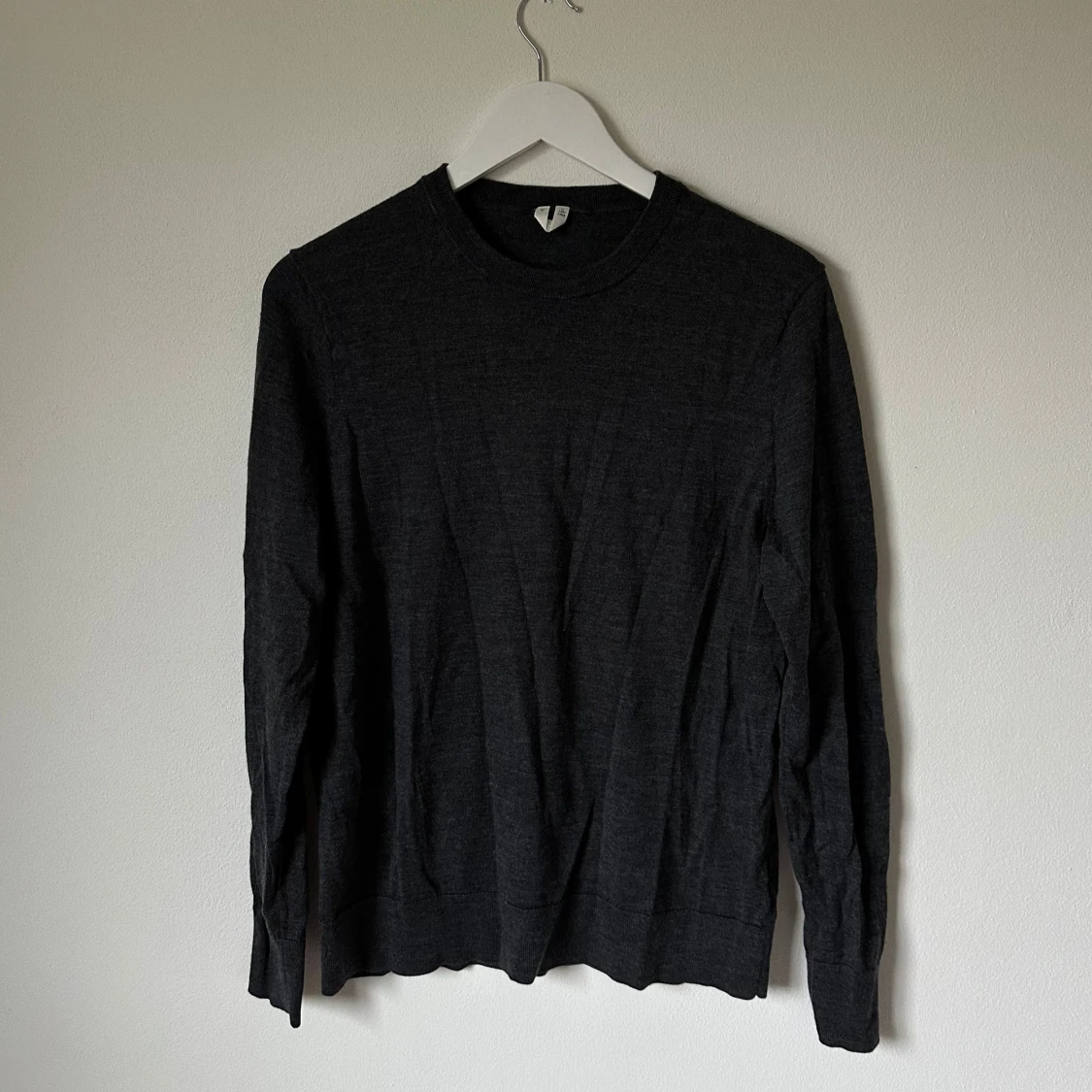 Mörkgrå stickad tröja från ARKET