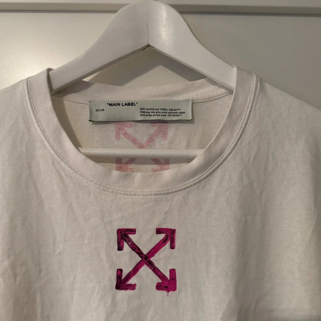 Vit Off-White t-shirt med rosa tryck - 1