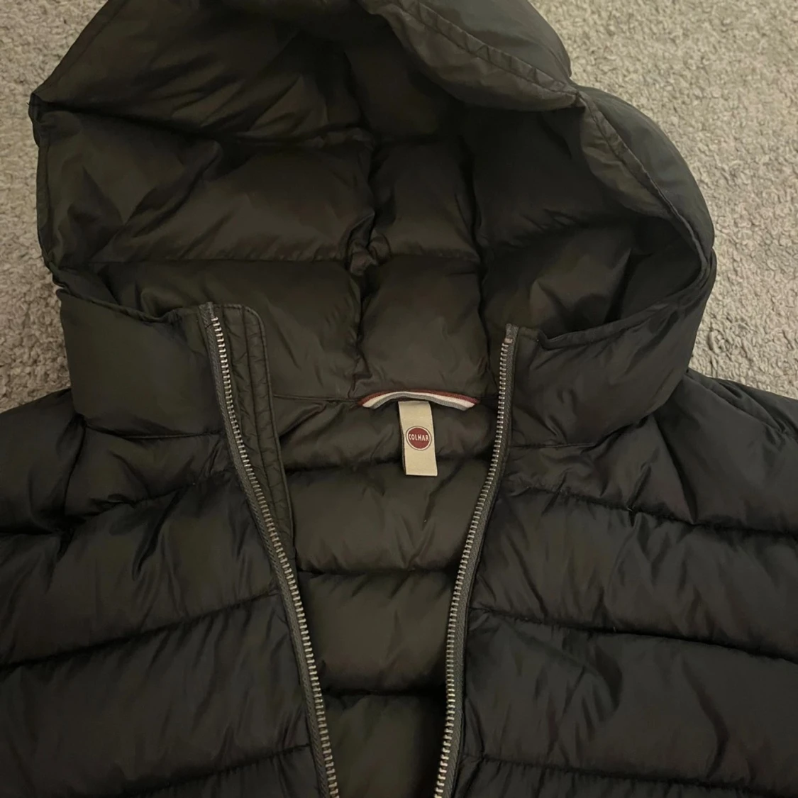 Svart dunjacka med huva från Colmar - 92