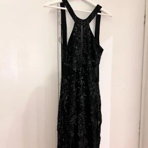 🖤långklänning med paljetter🖤 - Säljer en ny svart långklänning med glittriga paljetter och vackert mönster. Klänningen har ärmlös design, meshdetaljer och en snygg öppen rygg. Perfekt för dig som vill sticka ut med en elegant och glamorös look. 📦 Kan skickas ✨ Passa på!  #festklänning #klänning #säljerklänning #knapptanvänd #secondhand #vinted #moda #outfit #partylook #fynd #passapå #fashion #stil #unika #välvårdad