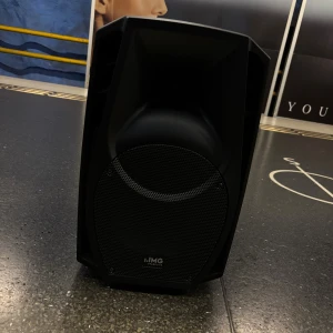 2 st IMG Stageline WAVE-10P Passive PA Speaker - 2 st IMG Stageline WAVE-10P passiv PA-högtalare med 10-tums bas, 150W RMS uteffekt och robust plastkabinett. Komplett basreflexsystem ger kraftfullt ljud. Högtalaren är i gott skick utan synligt slitage, perfekt för event och liveframträdanden. Kvitto finns! Tveka inte att höra av er vid frågor eller funderingar🤗