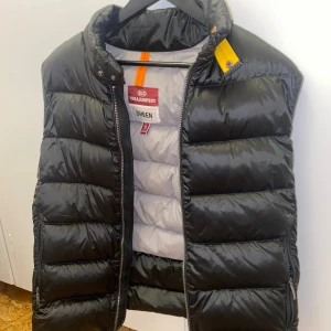 Svart dunväst från Parajumpers - Detta är en para jumper dun väst, med storlek S.  Den är väldigt stor i storlek så skulle säga M o L personer kan ha den, samt har väldigt bra passform. På både killar o tjejer. Detta är för herr, men jag är dam och använder den. Det finns ett hål, men som är övertäckt som gör att det inte syns. I övrigt är den helt perfekt.  Denna köptes för lite mer än 4800. QR kod finns o skanna för att bevisa att den är äkta. Bud är alltid okej, med rätt till nekande☺️
